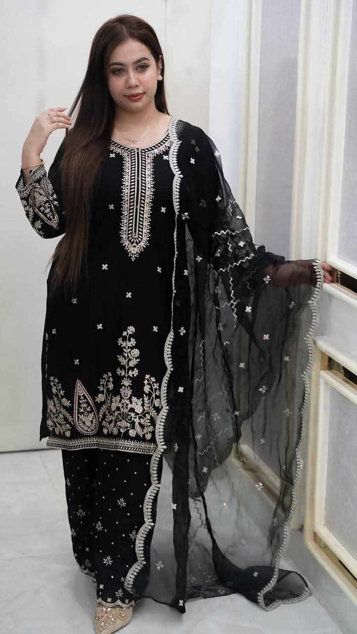 প্রিমিয়াম কটন থ্রি পিস – আরামদায়ক ও স্টাইলিশ কালেকশন