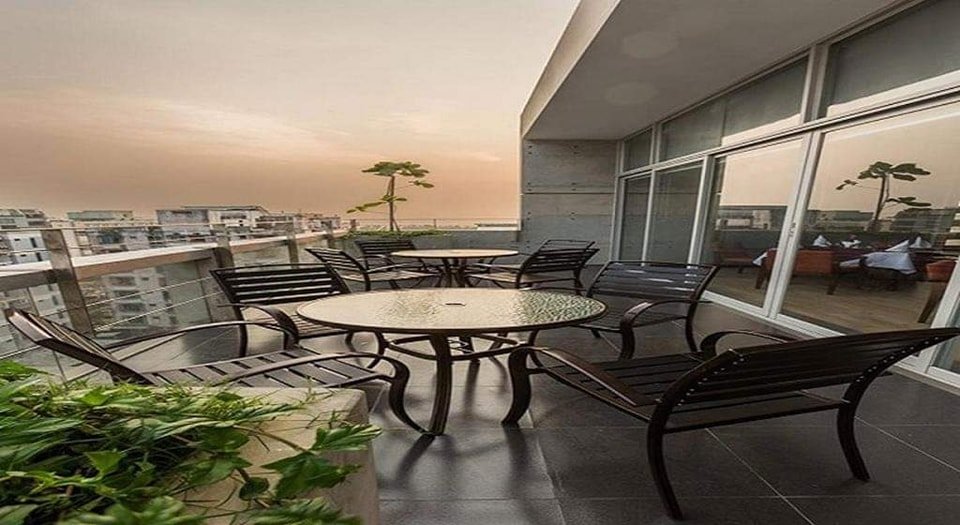 Windy Terrace Hotel stands very close to the hills and sea-beach