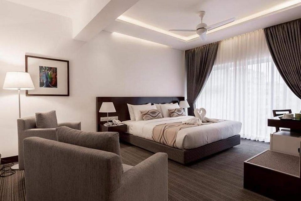 Windy Terrace Hotel stands very close to the hills and sea-beach