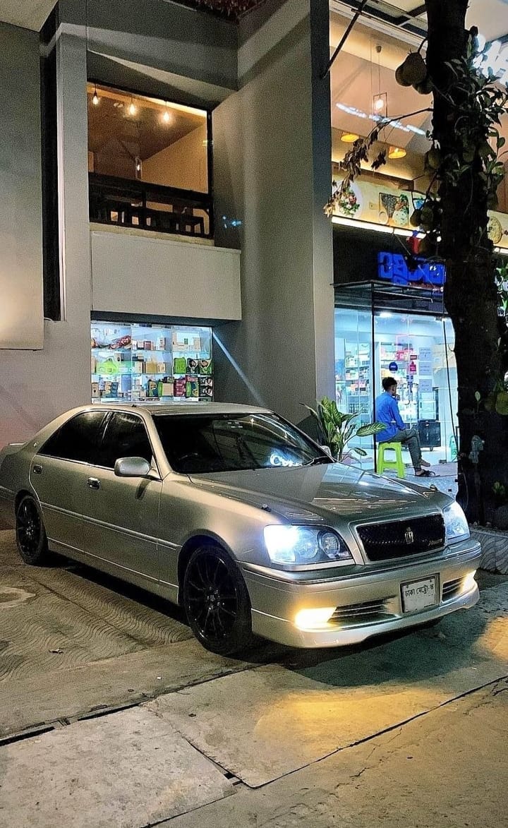 Toyota Crown 2002 Model For Sale in Dhaka