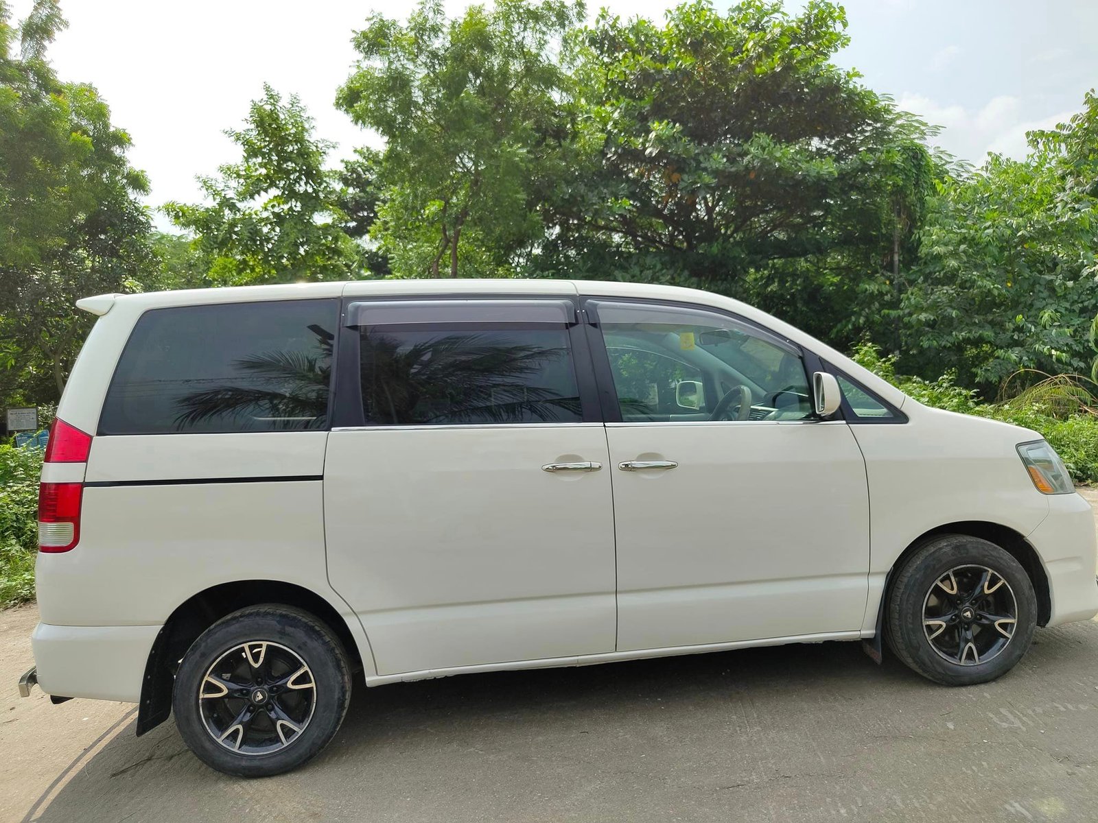 Toyota Noah X 2005 Model For Sale in Dhaka